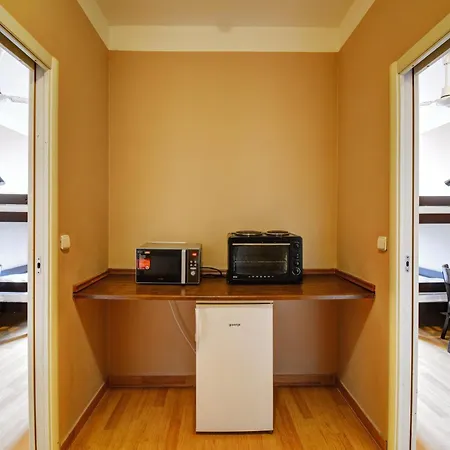 Plus Prague Хостел *