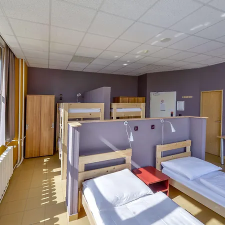 Plus Prague Хостел *