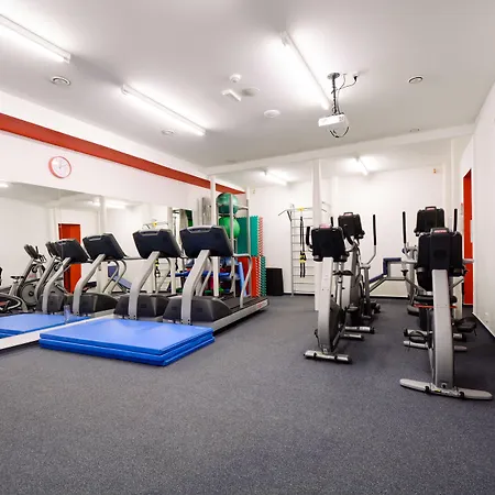 Plus Prague Хостел *